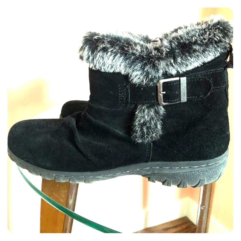 Snow booties-ankle height. Faux fur lining.